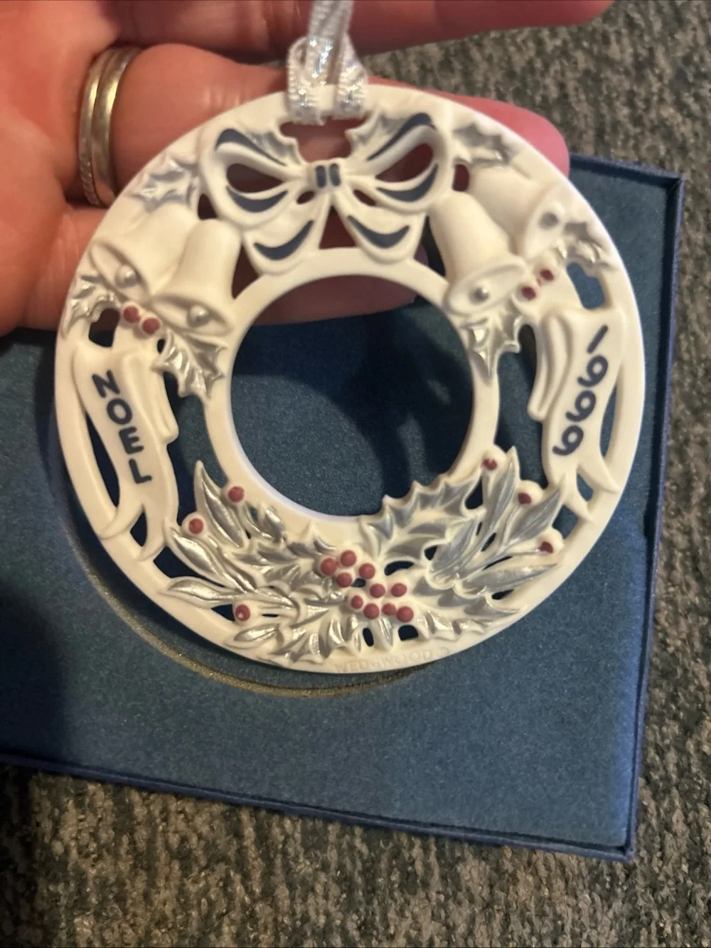 Wedgwood England Christmas Ornament Wreath 1999 Annual Silver Blue & Berry New